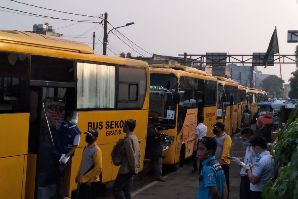 87 unit bus bantuan mampu urai calon penumpang KRL di Stasiun Bogor pada Senin pagi