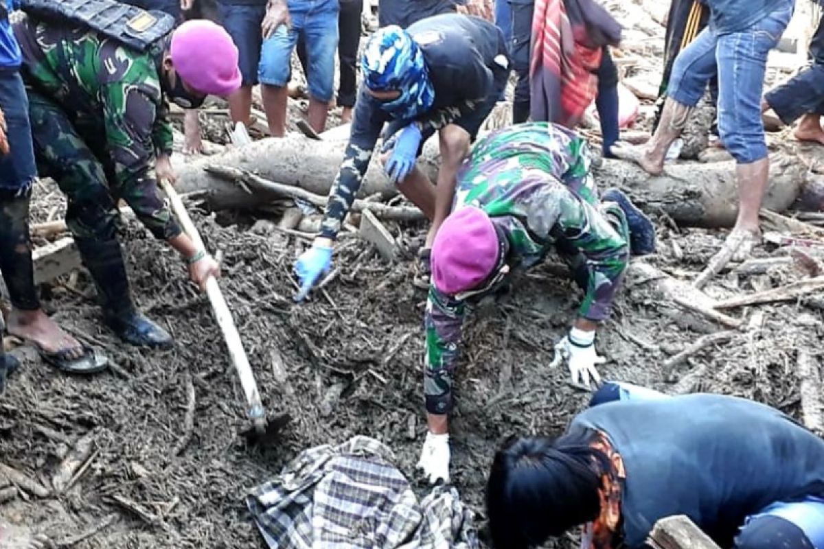 Prajurit TNI mengevakuasi dua jasad korban banjir di Luwu Utara