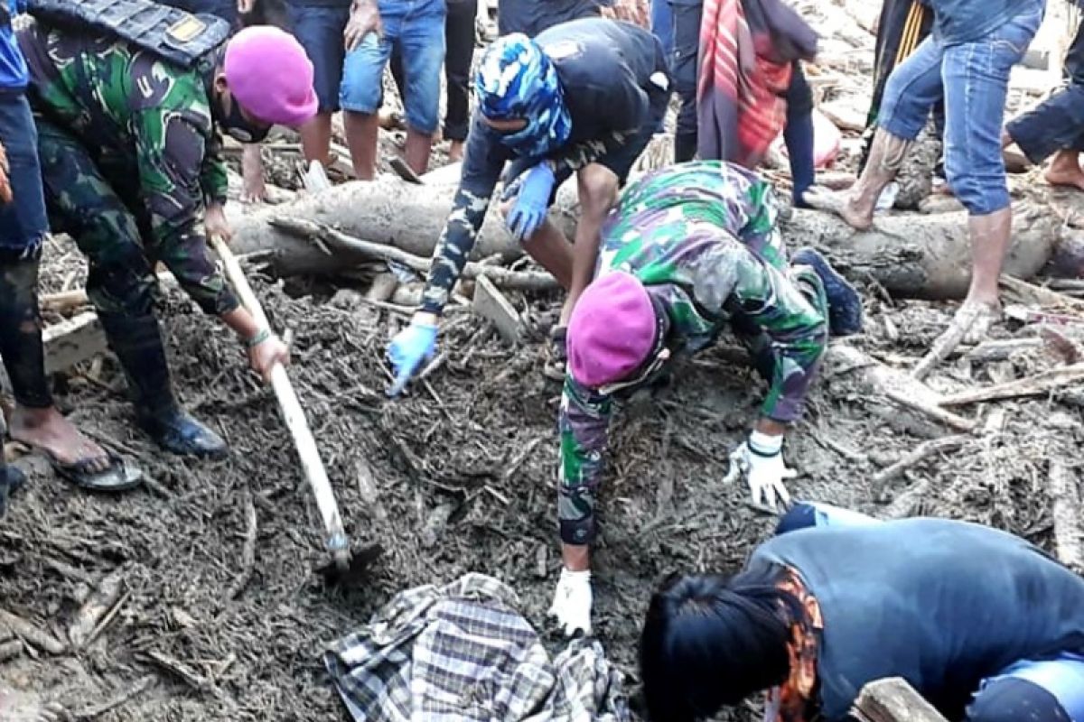 Prajurit TNI evakuasi dua jasad korban banjir