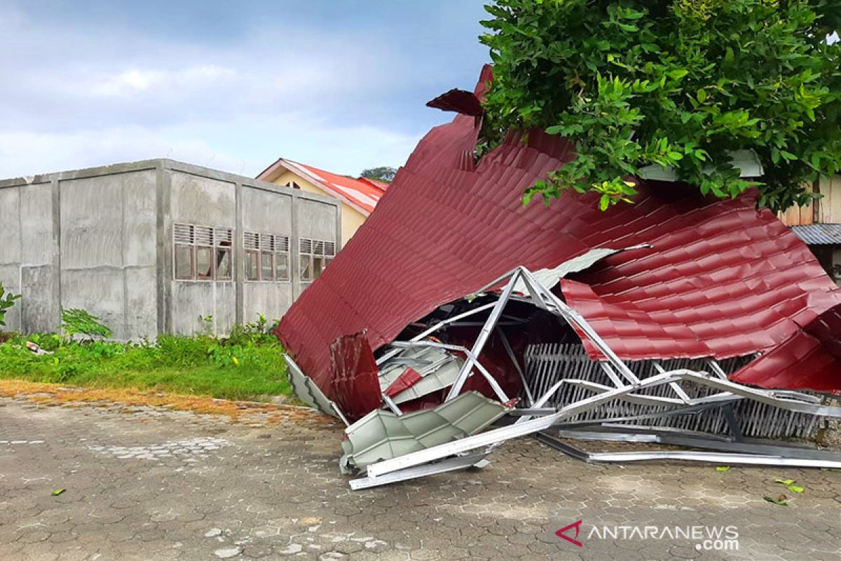 Puting beliung hempaskan atap bangunan ke tanah di Aceh Singkil