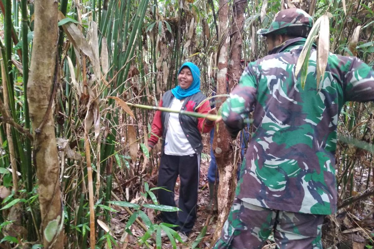 Prada Lette bantu warga mencari bambu muda