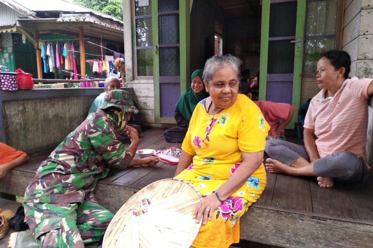 Satgas TMMD 108 anjangsana ke rumah warga