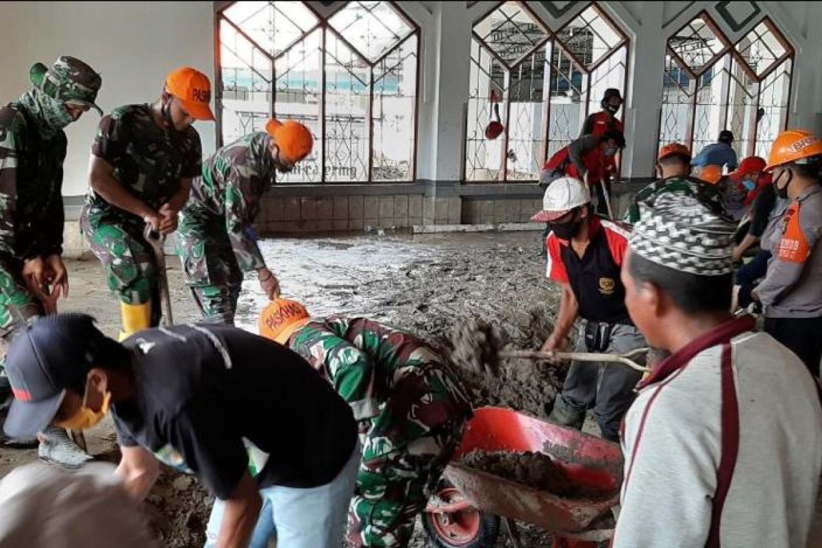 Satgas Paskhas TNI AU bersihkan Masjid Agung Asyuhada Masamba