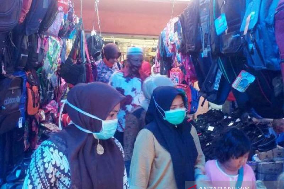 Pedagang pasar rakyat Tapsel wajib pakai masker hindari COVID-19