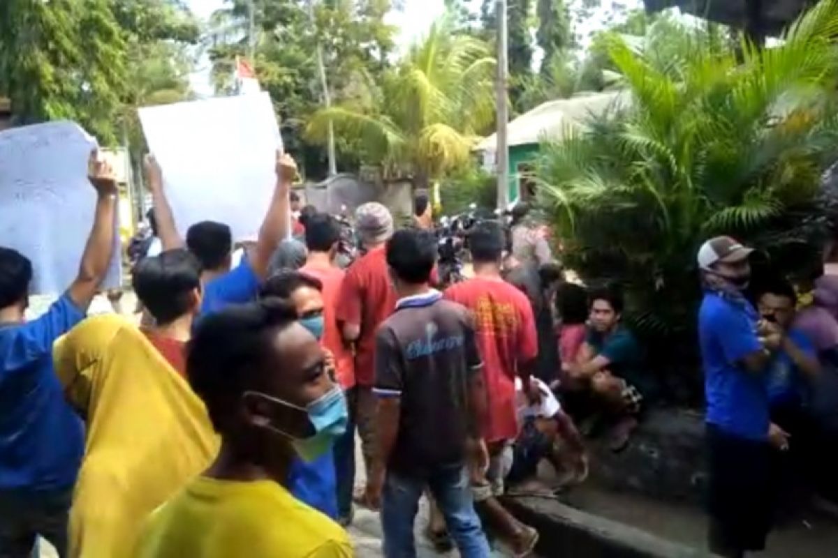 Demo memanas, Lurah dan staf diusir warga