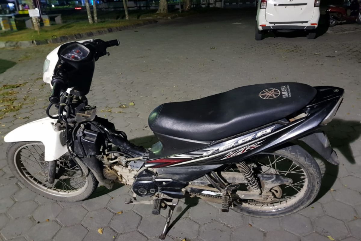 Wanita ini motornya dicuri di halaman Masjid Agung Praya saat ibadah