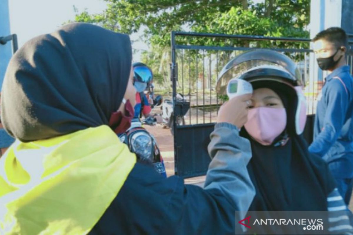 Anggota PMR periksa suhu tubuh setiap siswa SMAN 2 Toboali