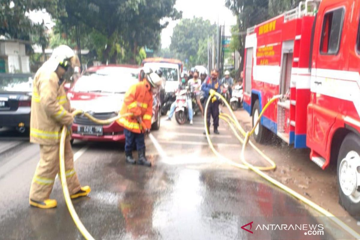 Pemotor terjatuh di Jalan Jambore akibat tumpahan oli