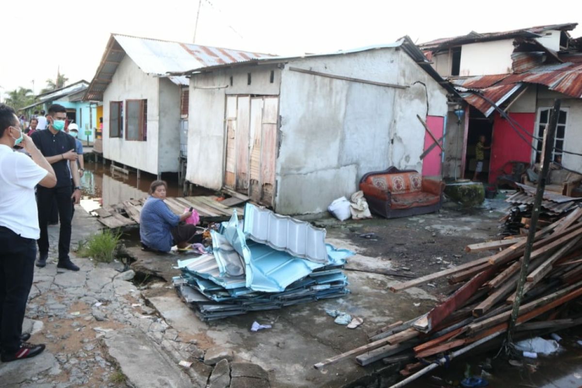 Sekitar 300 rumah rusak akibat terjangan puting beliung di Kota Pontianak