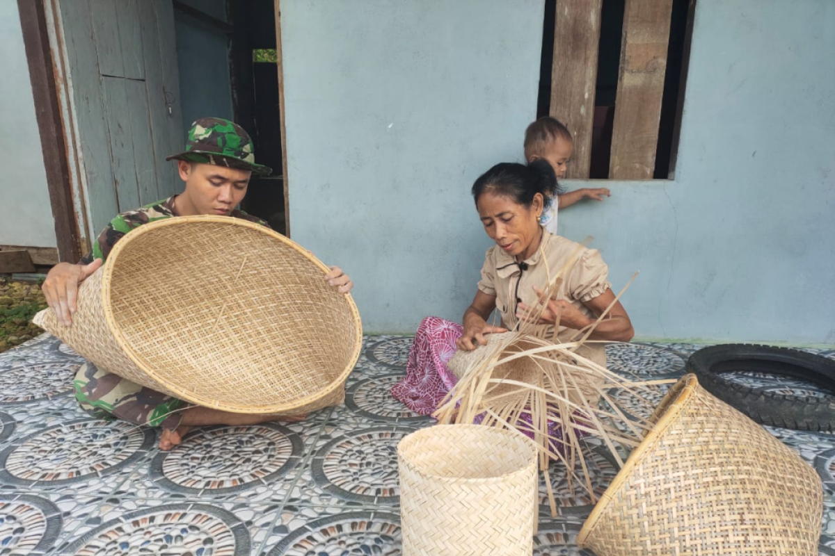 Anggota TMMD belajar bikin kerajinan keranjang