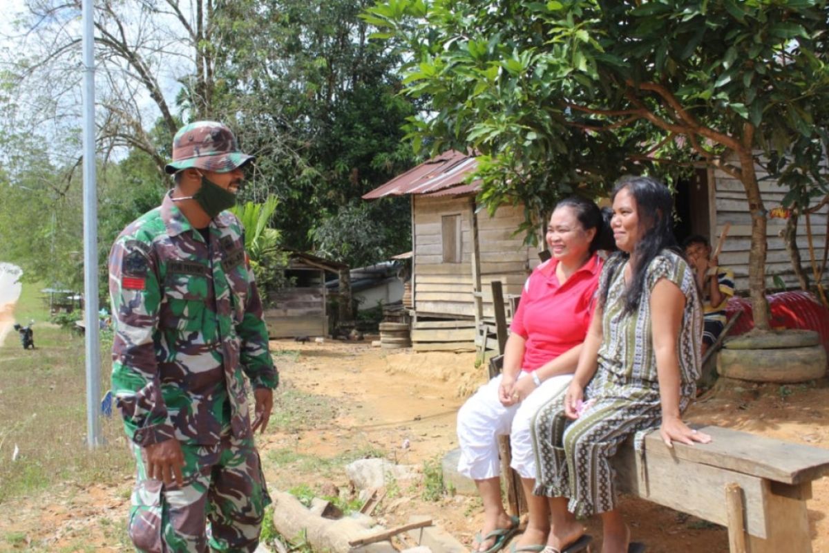 Tegur sapa anggota TMMD 108 dengan ibu-ibu Desa Danti