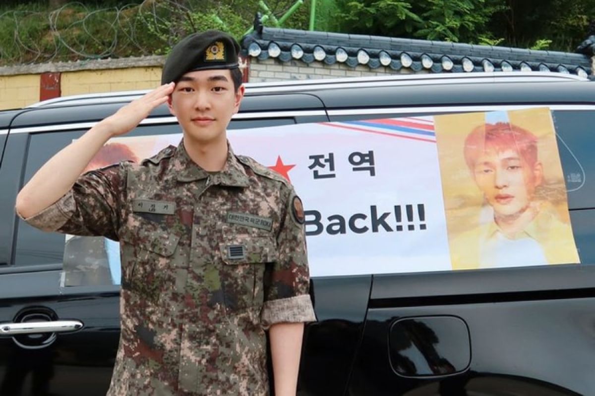 Onew SHINee selesaikan wajib militer hari ini