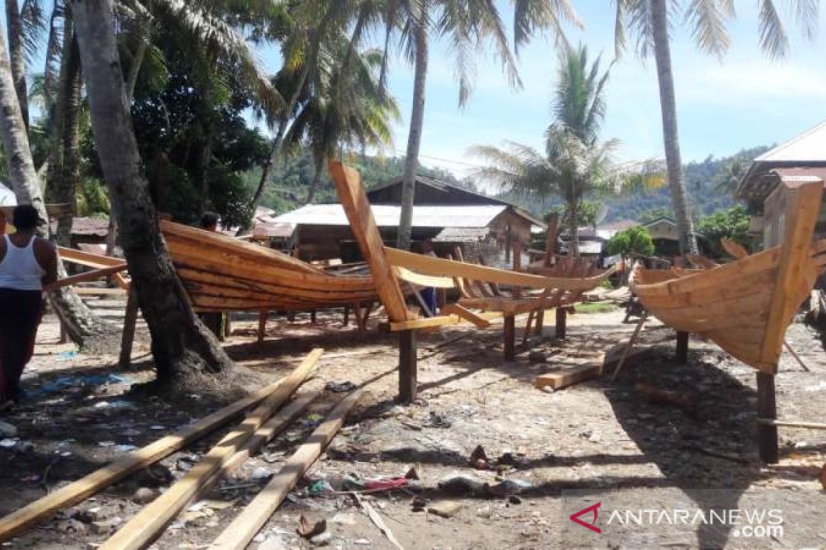 Dongkrak ekonomi nelayan, Sungai Pinang Pesisir Selatan bangun perahu melalui dana desa