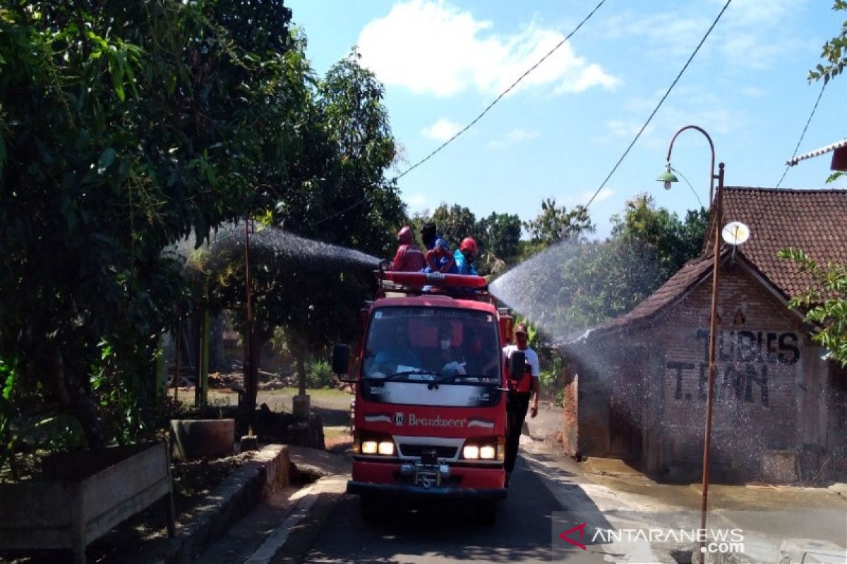 Desa Kalangan disemprot disinfektan karena tujuh warganya positif COVID
