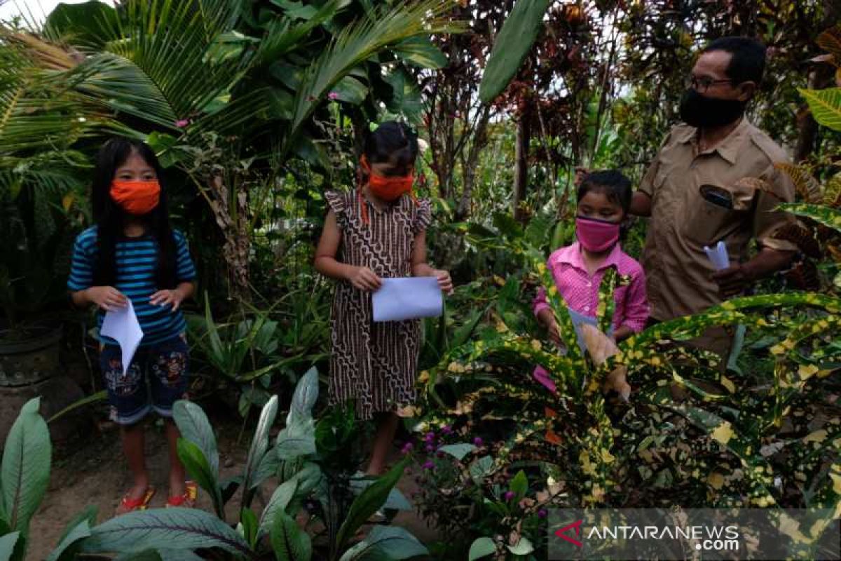 Guru di Borobudur rela datangi siswa terkendala pembelajaran daring