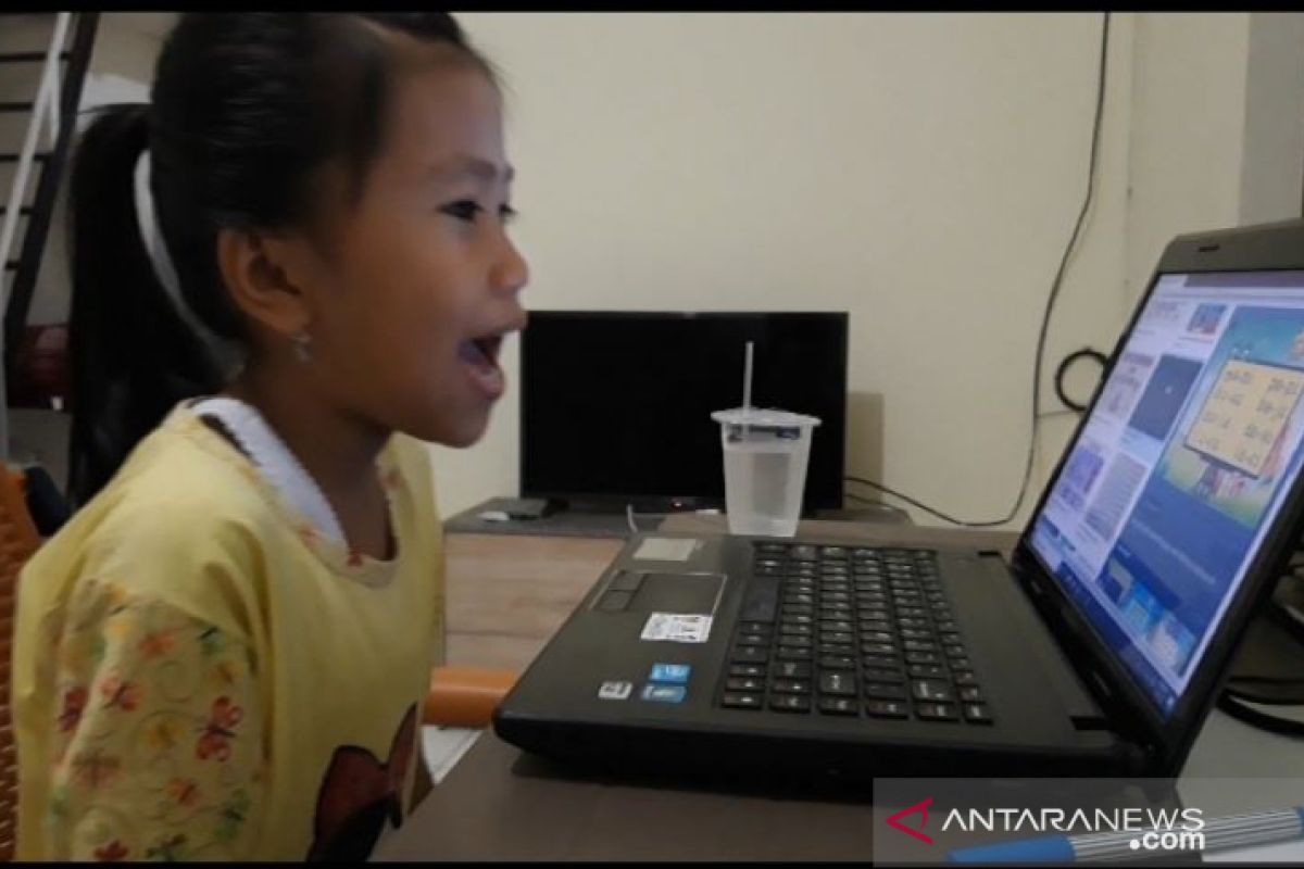 News Feature --- Online schooling for offline Hasya