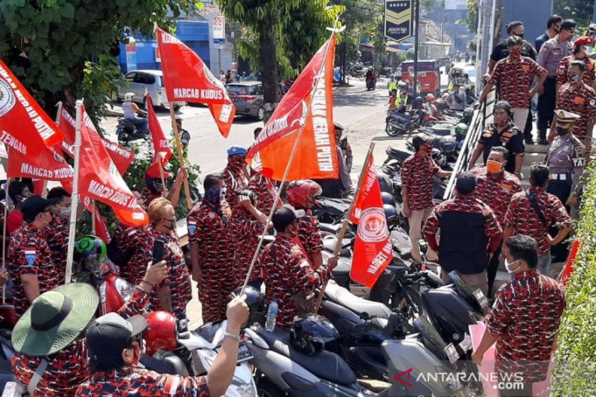 Satpol PP Kudus dinilai tebang pilih tertibkan tempat usaha tanpa IMB