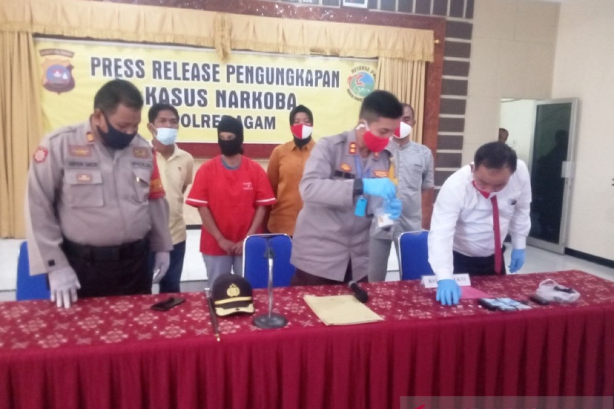 Polres Agam tangkap IRT sembunyikan narkoba di celana dalam