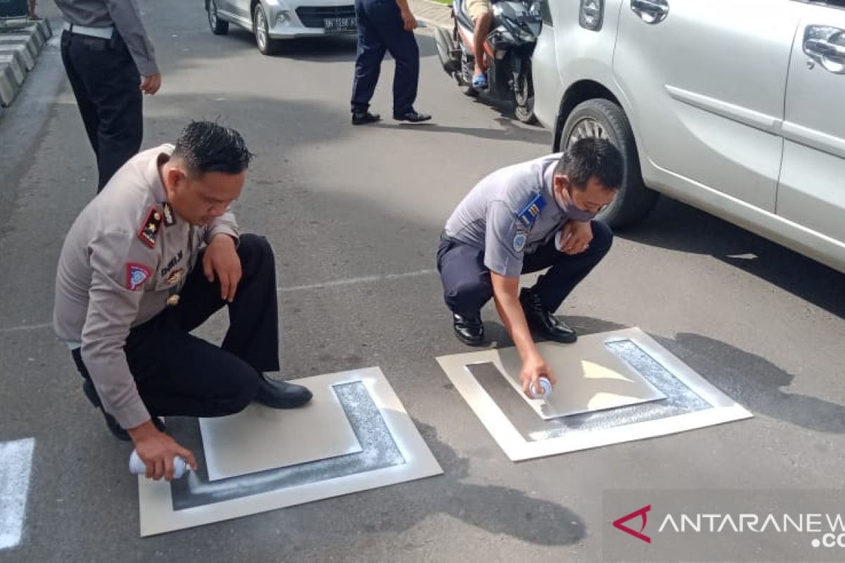 Kanti-kanti, jaga jarak aman saat berhenti di lampu merah