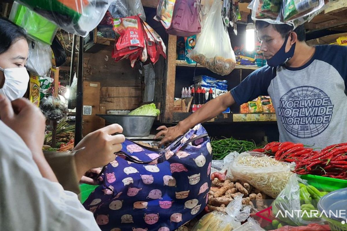 Pedagang Pasar Tebet Barat rasakan manfaat larangan kantong plastik