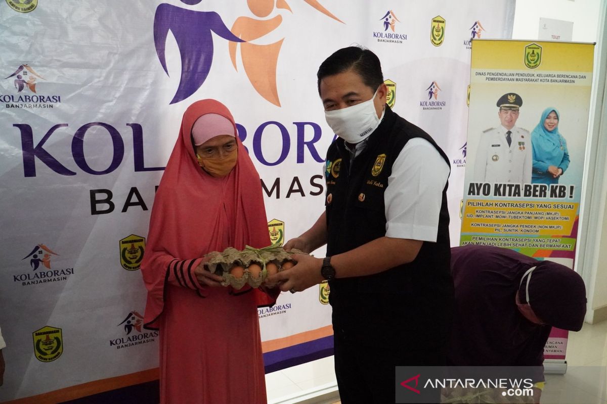 Banjarmasin distributes food and cash to elderly