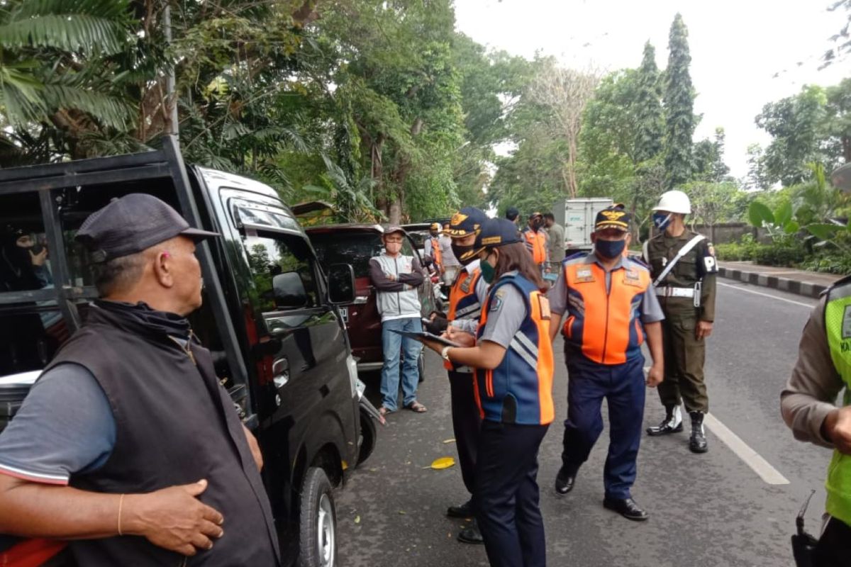 Dishub Denpasar tertibkan 44 pedagang bermobil selama COVID-19