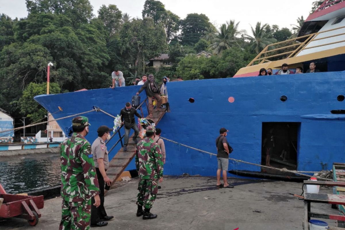 Koramil kepulauan Siau membantu penegakan protokol COVID-19 di pelabuhan