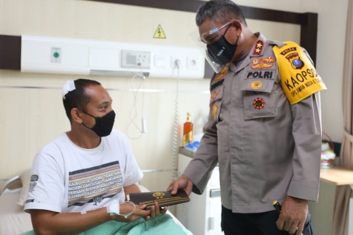 Kapolda Sumut berikan tali asih pada polisi korban penganiayaan