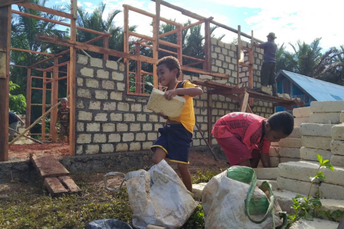 Anak-anak Kampung Natabui-Toweta Yapen Barat bantu kegiatan TMMD