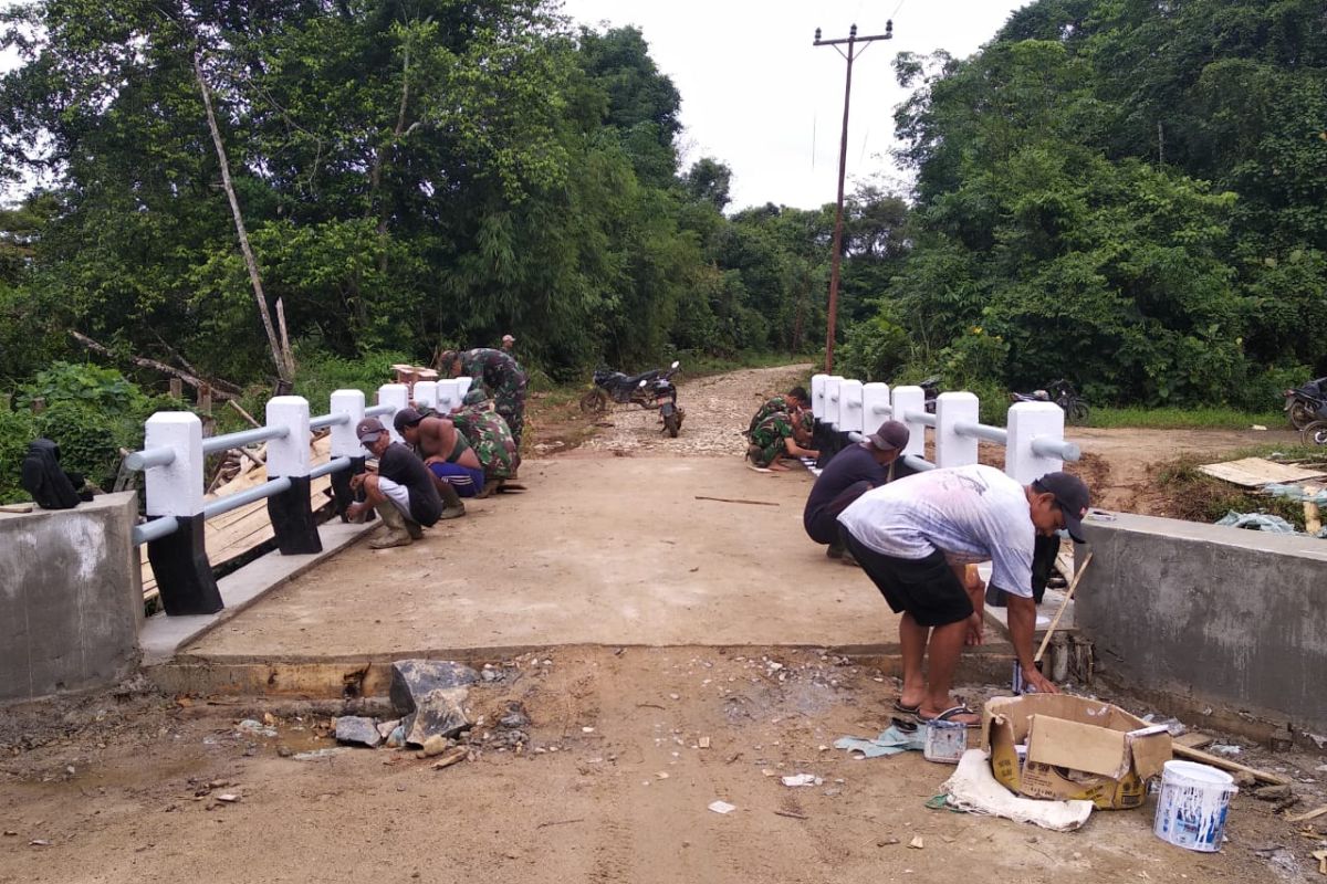 Berkat gotong royongakhirnya jembatan hampir terselesaikan