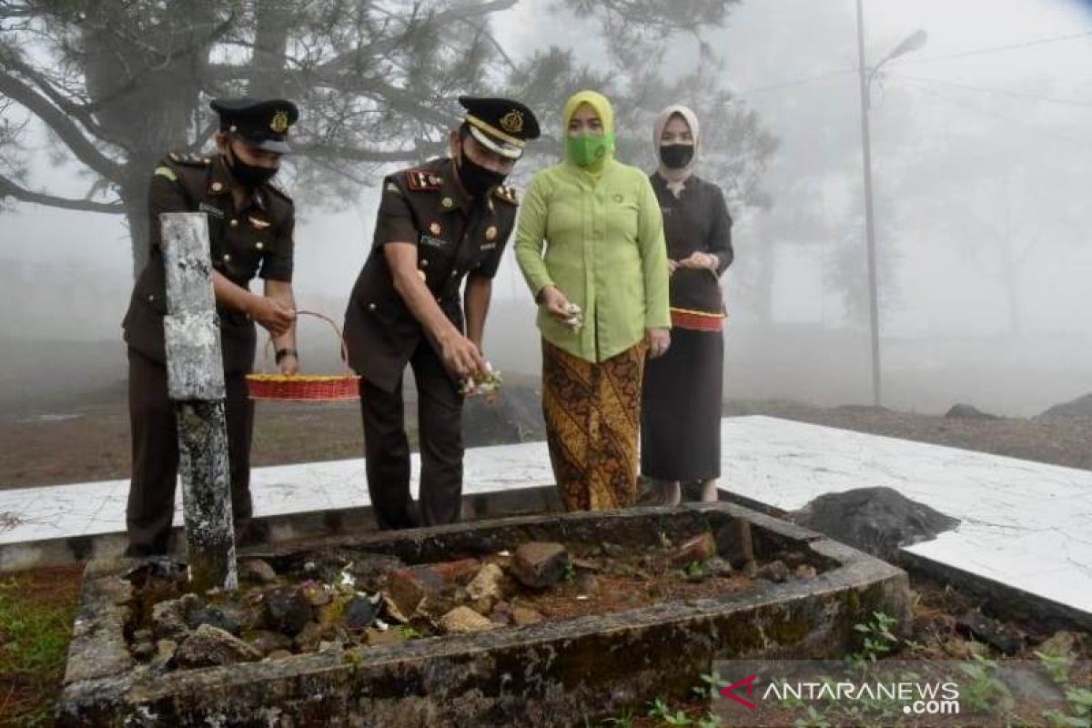 Kejari Tapsel tabur bunga di Taman Makam Pahlawan ditengah kabut tebal