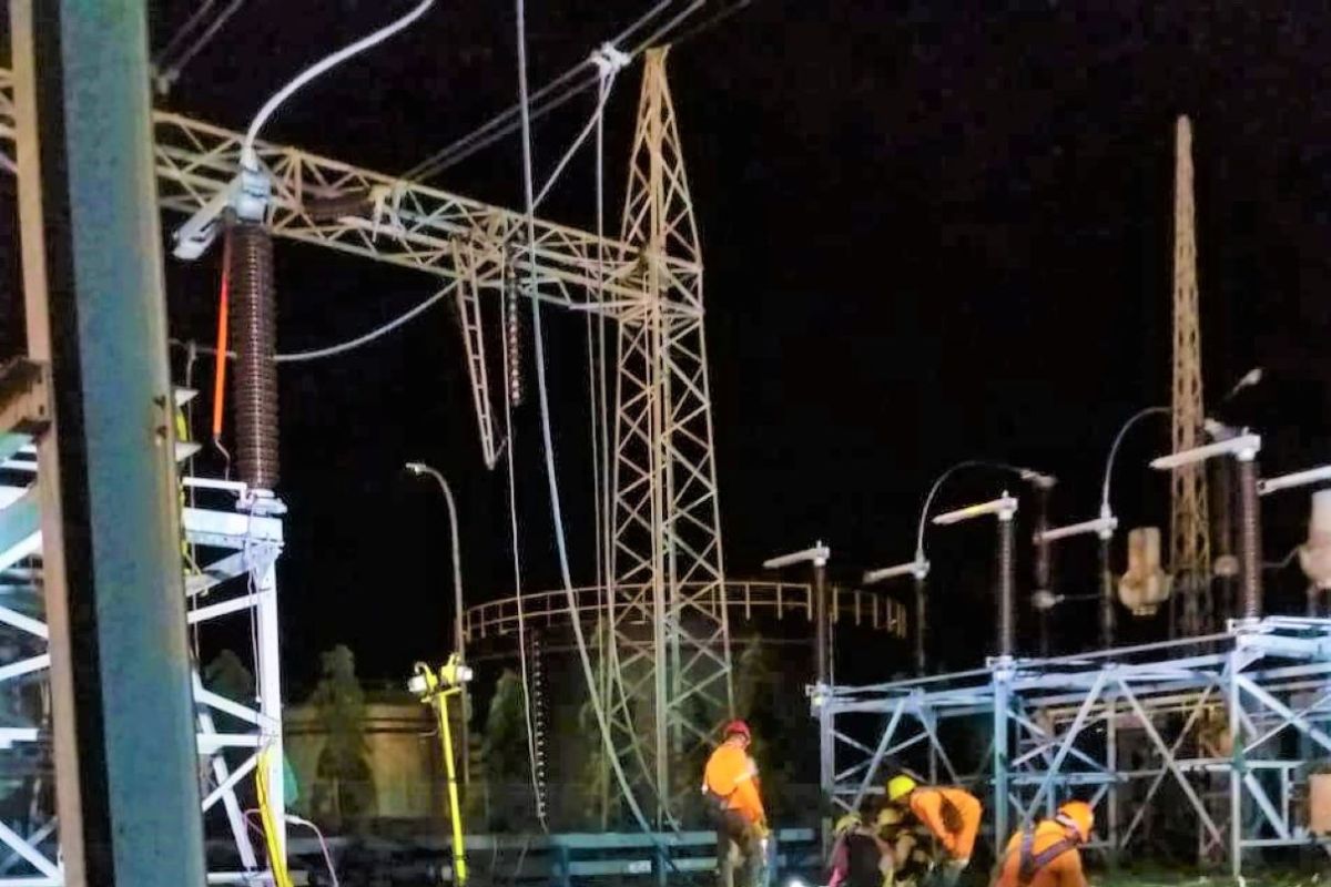 PLN Bali pulihkan gangguan listrik akibat layang-layang
