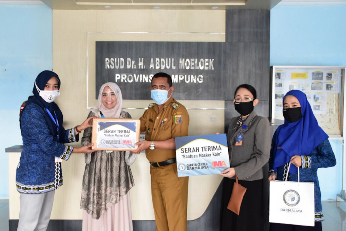 IIB Darmajaya donasikan masker untuk RSUDAM Lampung