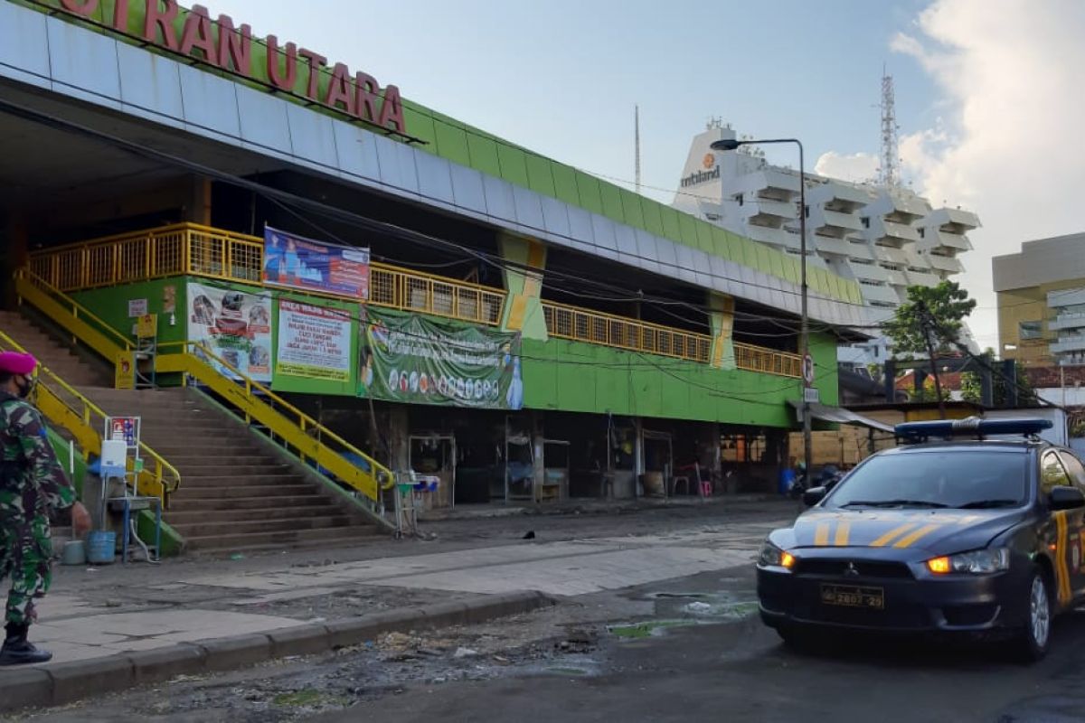 Ratusan petugas dikerahkan sterilisasi Pasar Keputran Surabaya