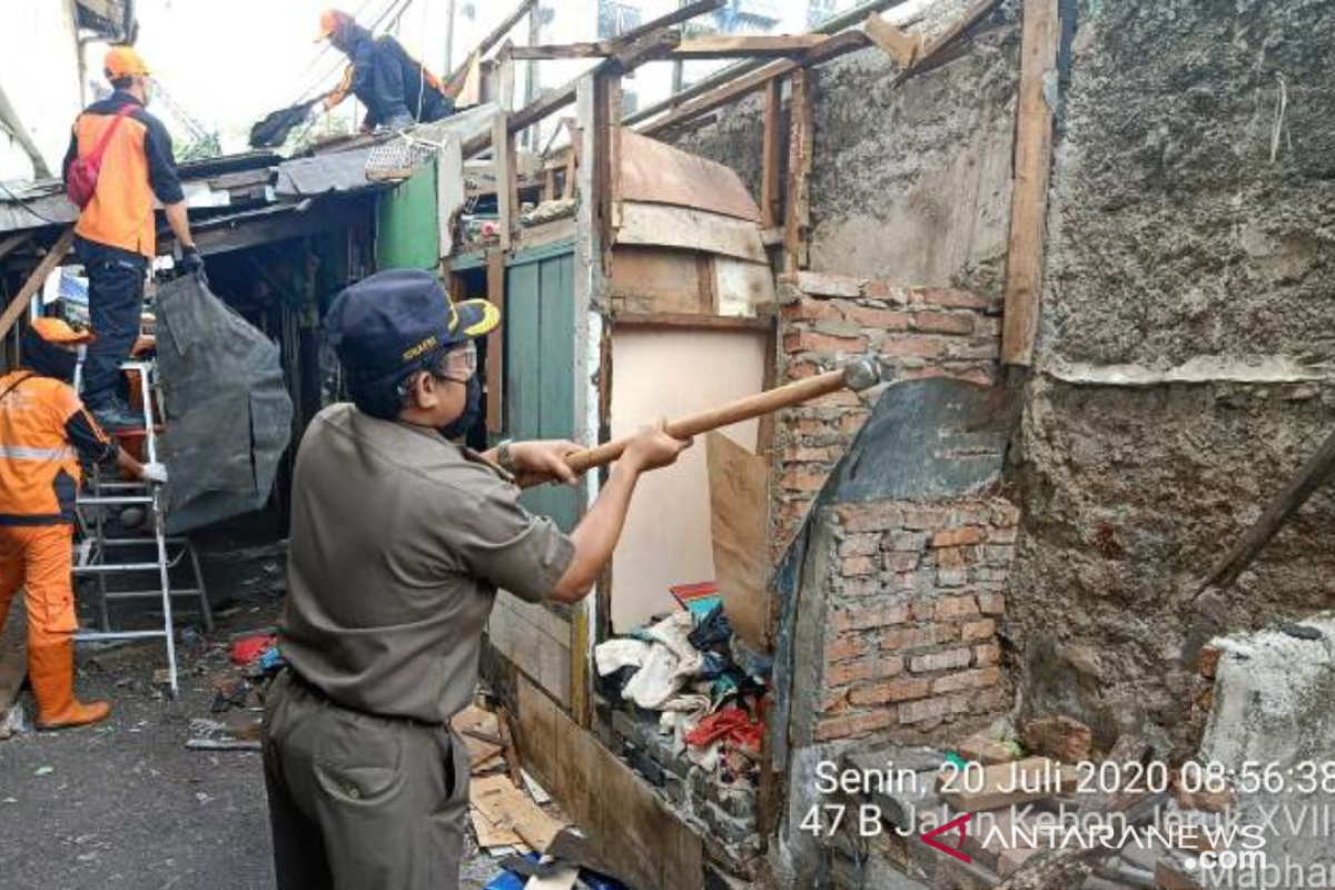 Tempat tinggal keluarga positif COVID-19 dibongkar petugas