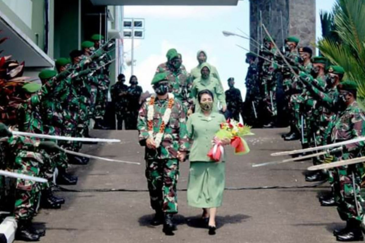 Pedang Pora warnai pelepasan Brigjen TNI Alfret Denny D. Tuejeh