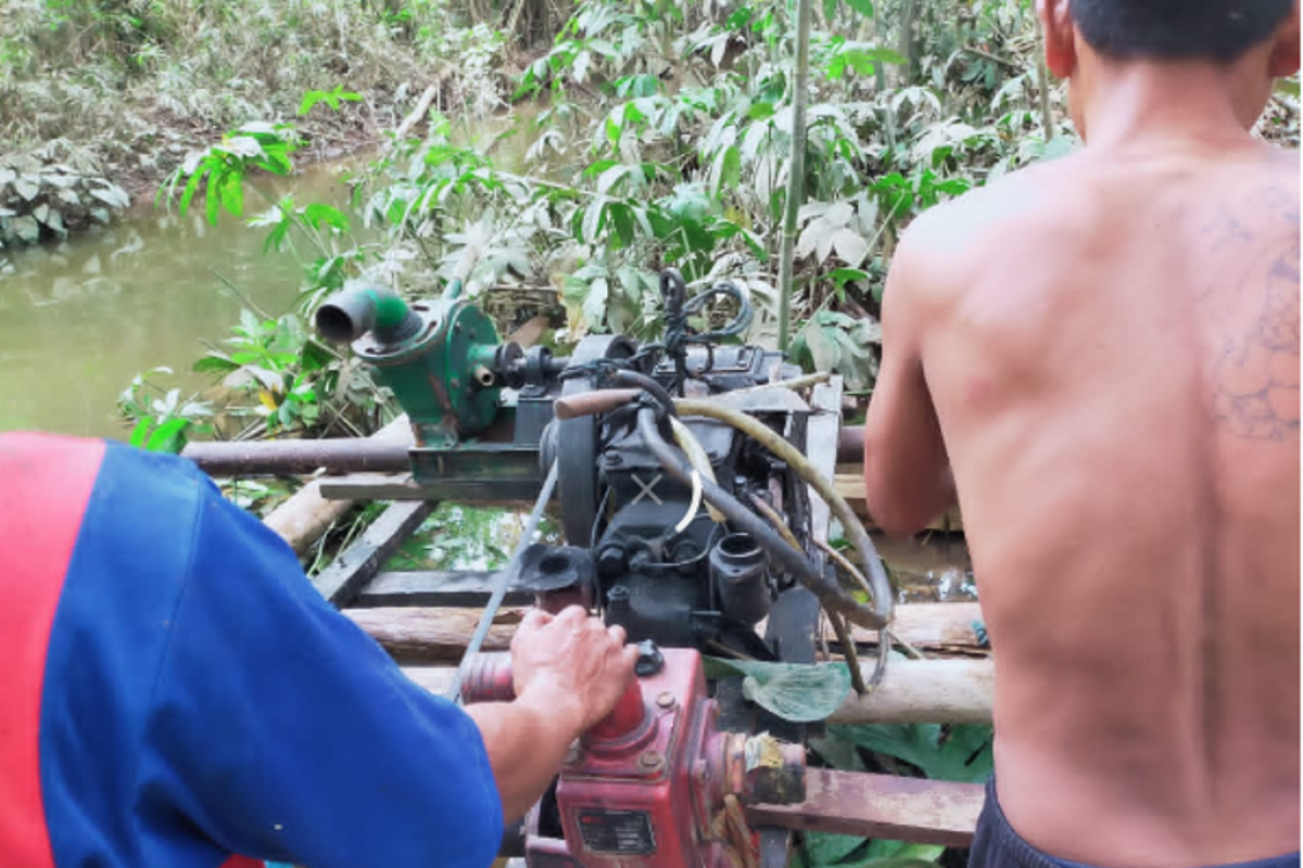 Anggota TMMD bersama warga mencari pasir di sungai