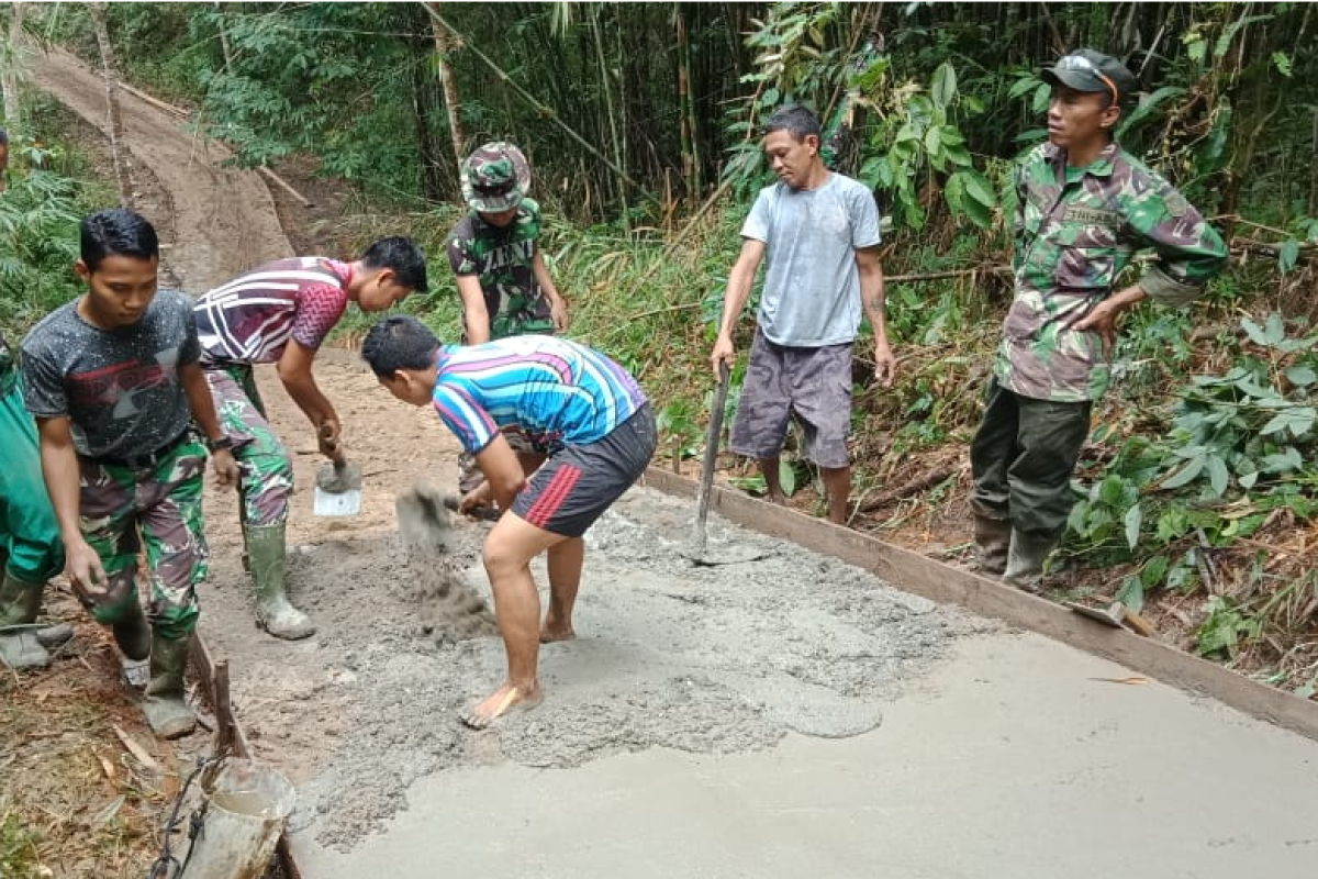 Kejar target, anggota TMMD dan warga bekerja ekstra