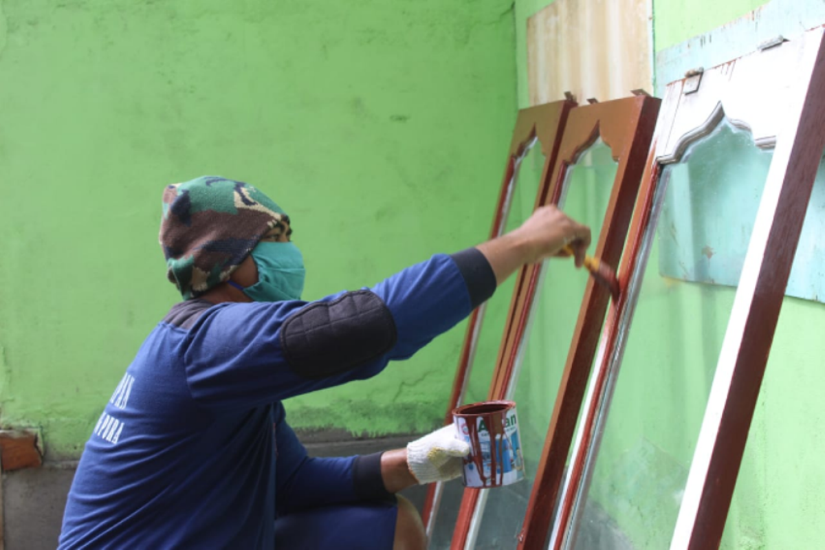 Bingkai kaca jendela Mushola At Taqwa kini sudah dicat