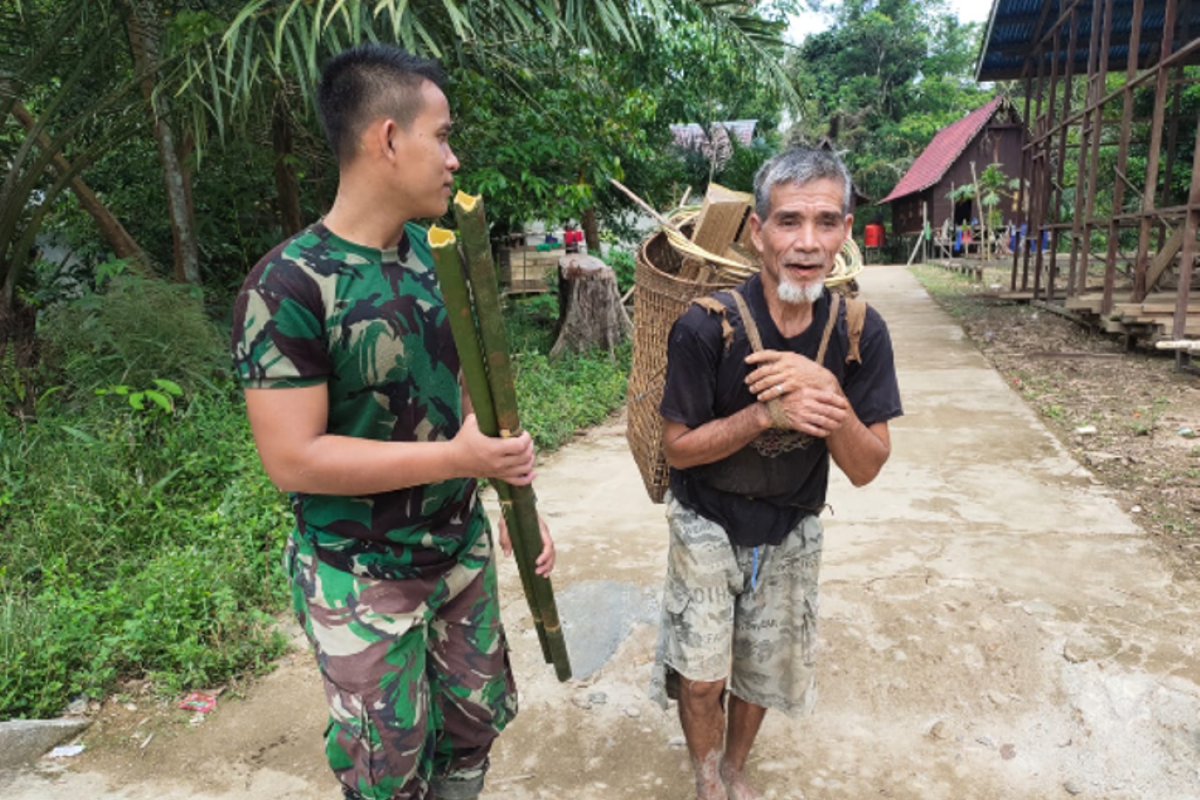 Prada Herkulanus bantu warga bawakan bambu