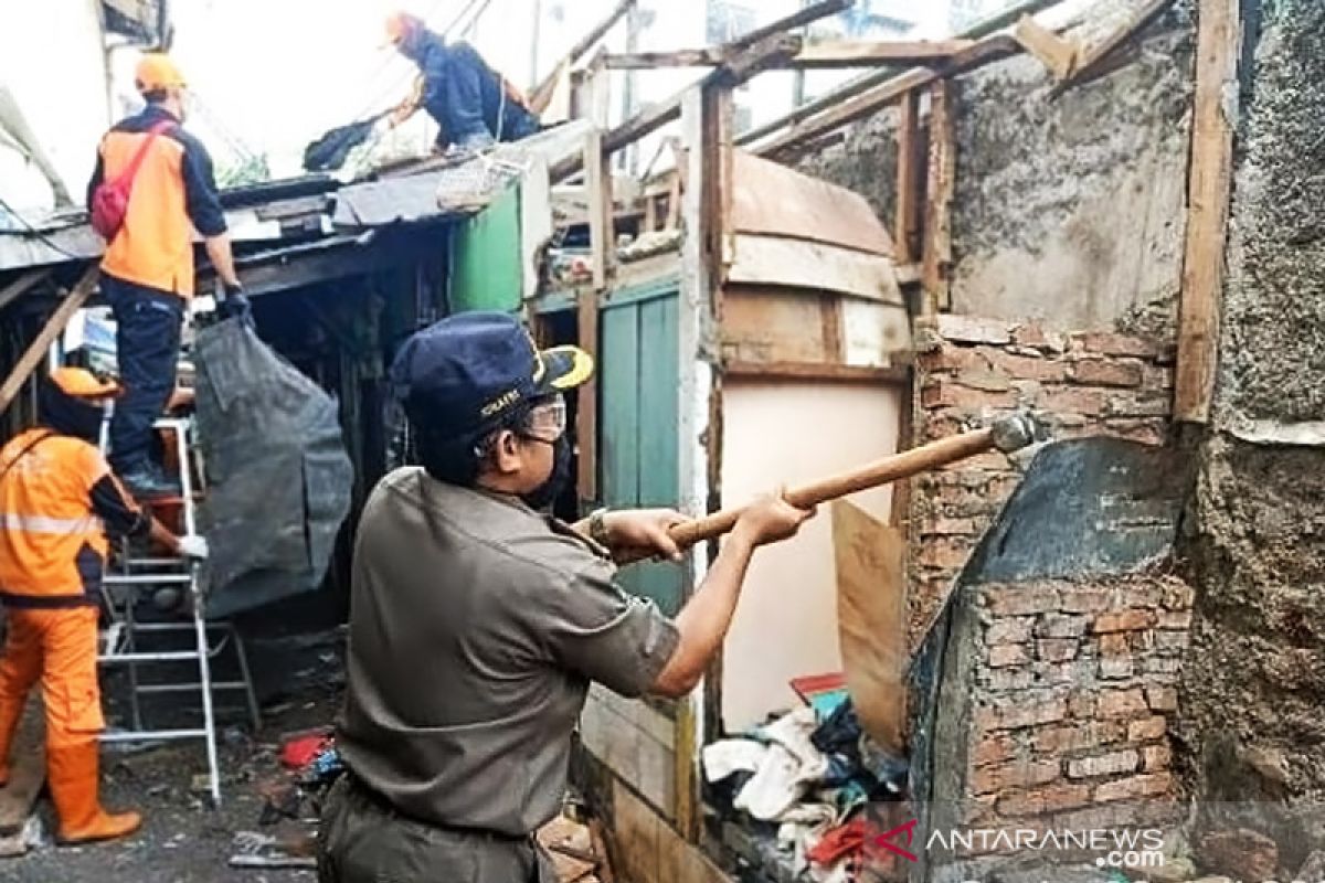 Dianggap tidak sehat, petugas bongkar gubuk pasien COVID-19