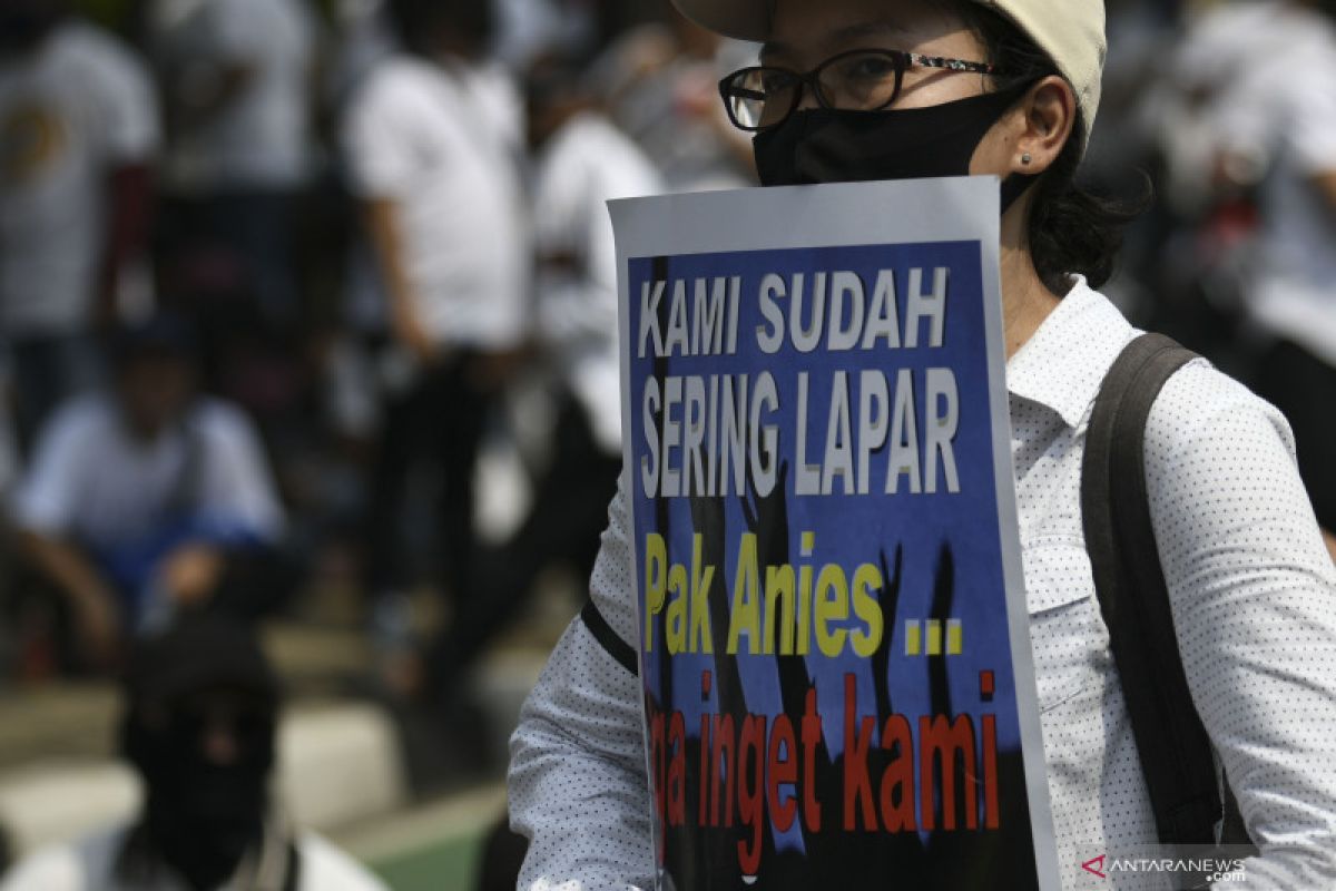 Pegawai dan pemilik tempat hiburan malam berunjuk rasa di Balai Kota