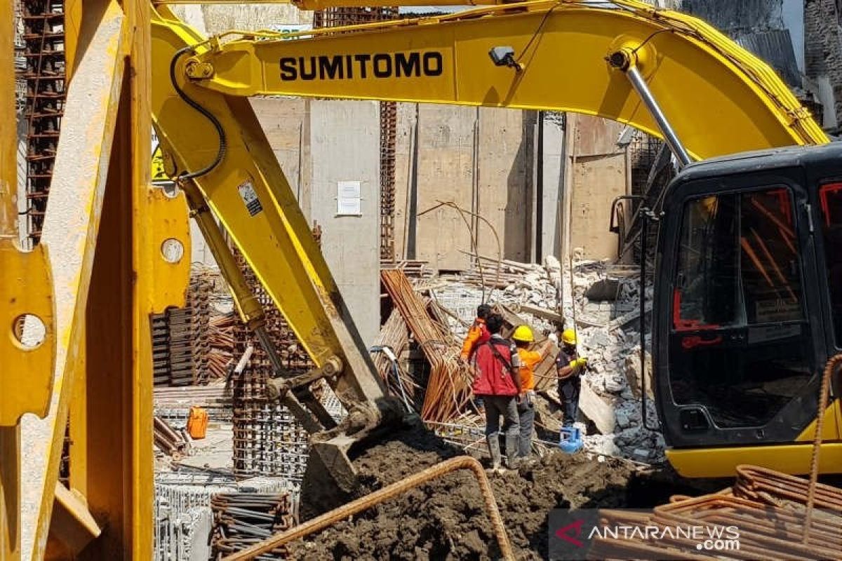 Empat pekerja bangunan proyek Hotel Awann Sewu Semarang tewas tertimpa tembok