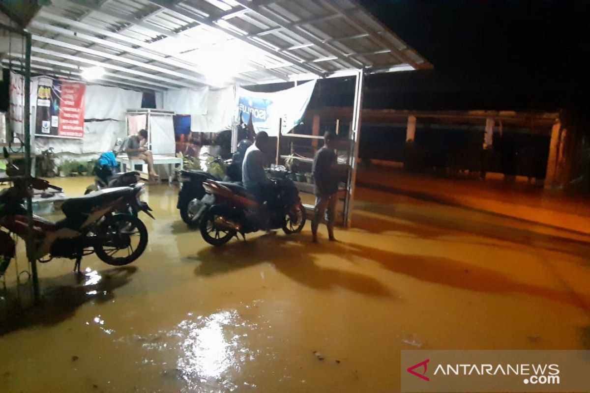 Hujan lebat akibatkan longsor dan banjir di Padang