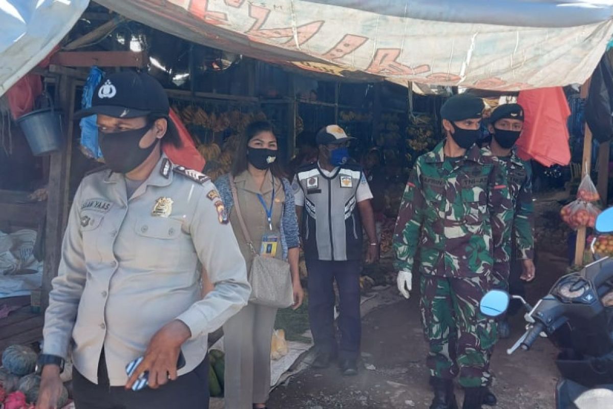 Pasar Phara Sentani jadi sasaran pengawasan protokol kesehatan COVID-19