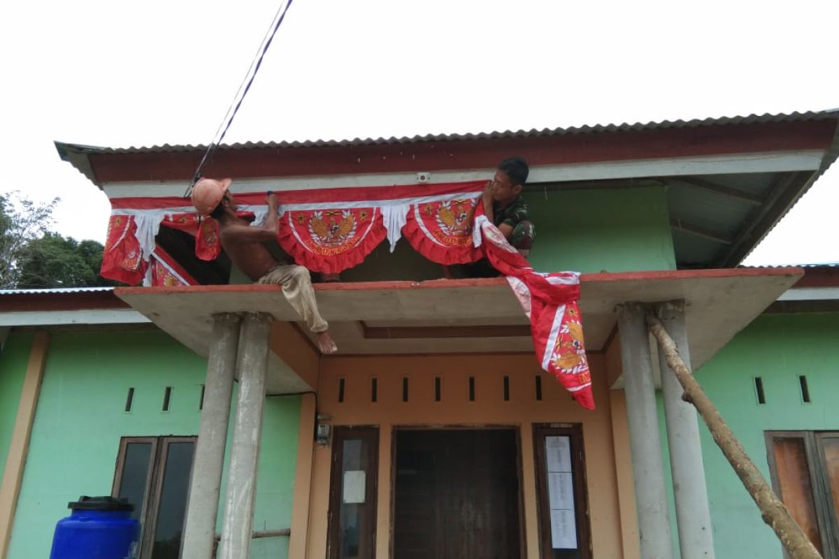 Satgas TMMD pasang umbul-umbul di kantor desa