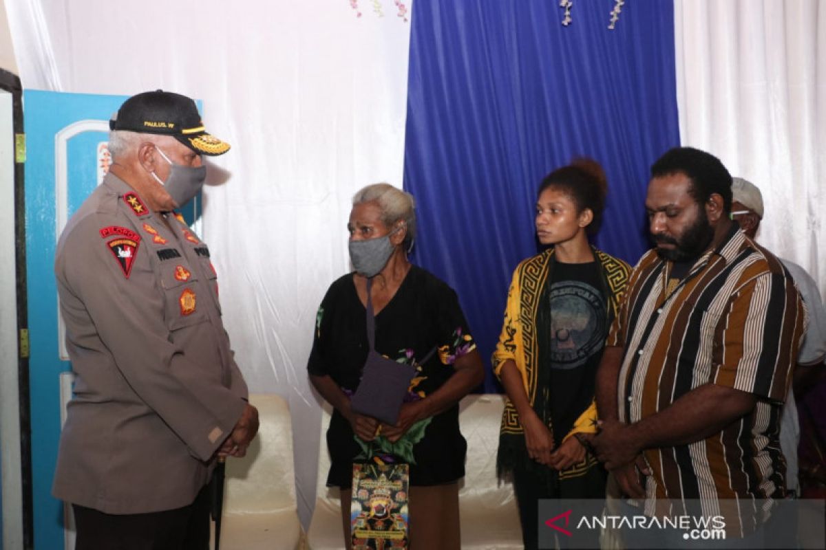 Kapolda Papua: Titus Potereyauw mantan Bupati Mimika sangat berjasa