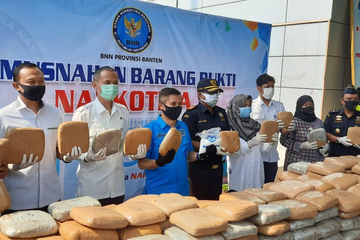 BNN Banten musnahkan 989,7 gram sabu dan 298 kilogram ganja sitaan