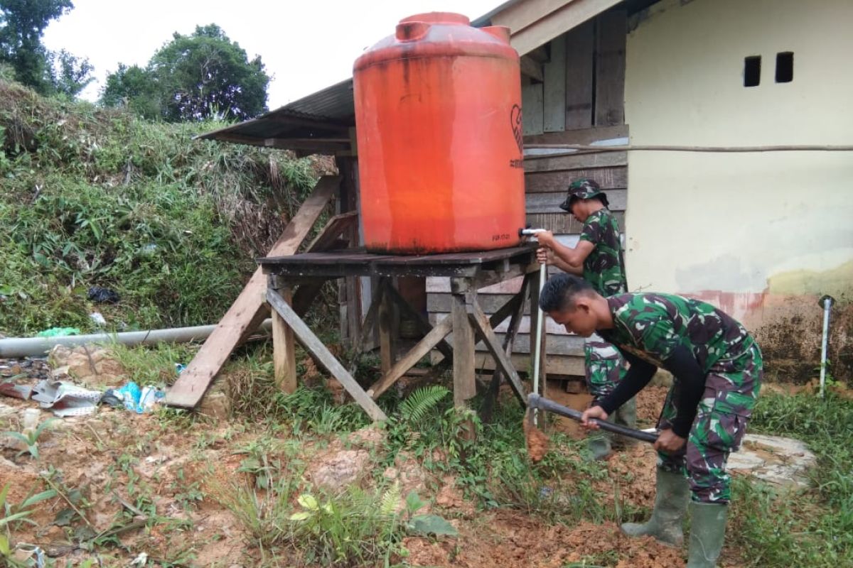 Prada Solomon anggota TMMD bantu belah kayu api