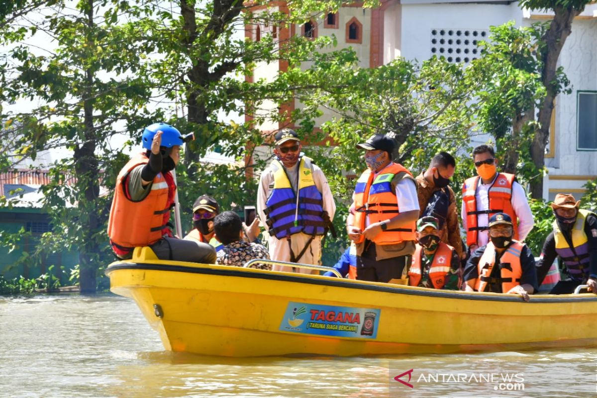 Gubernur Sulsel serahkan bantuan tanggap darurat banjir Wajo Rp1,4 miliar